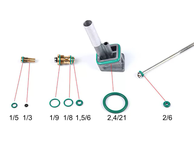 Un juego de juntas para cargadores de gas para pistolas.  Es un conjunto fabricado en caucho fluorado perfecto como precinto en cargadores de gas. El juego es universal y se adapta a muchos modelos de revistas. La foto muestra las dimensiones y una propuesta de montaje. La primera dimensión es el espesor de la junta y la segunda dimensión es el diámetro exterior.  Recuerde utilizar aceite o grasa de silicona durante el montaje, esto facilitará el montaje y asegurará la estanqueidad.