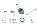 Un juego de juntas para cargadores de gas para pistolas.  Es un conjunto fabricado en caucho fluorado perfecto como precinto en cargadores de gas. El juego es universal y se adapta a muchos modelos de revistas. La foto muestra las dimensiones y una propuesta de montaje. La primera dimensión es el espesor de la junta y la segunda dimensión es el diámetro exterior.  Recuerde utilizar aceite o grasa de silicona durante el montaje, esto facilitará el montaje y asegurará la estanqueidad.
